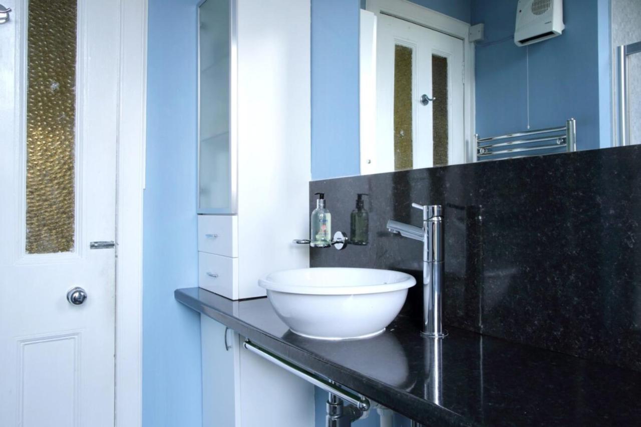 Central And Spacious 2 Bedroom Flat With Garden EDI Buitenkant foto